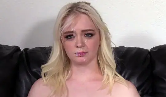 Блондинка пришла на кастинг и раздвигает ноги для сексуальных утех